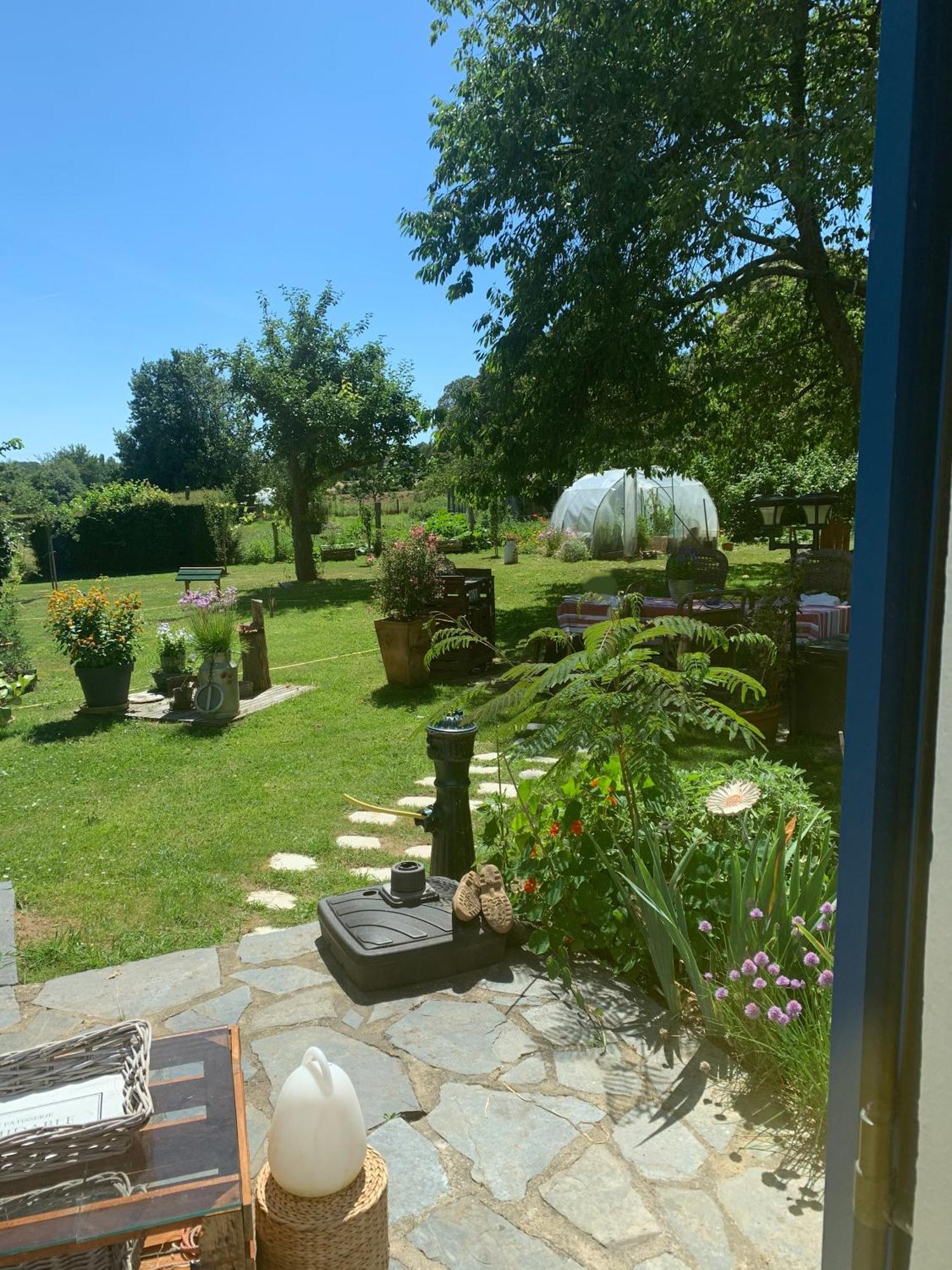 Maison Aux Volets Bleus Quévert Exteriör bild